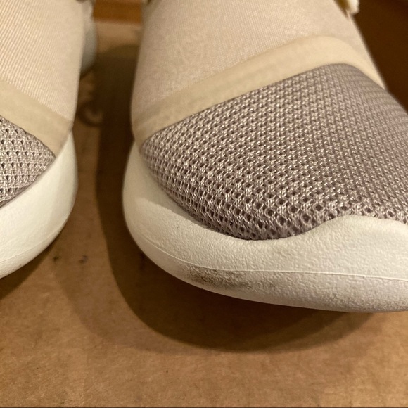 nike running sneakers - Picture 2 of 5